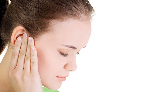 Прыщ за ухом болит при нажатии